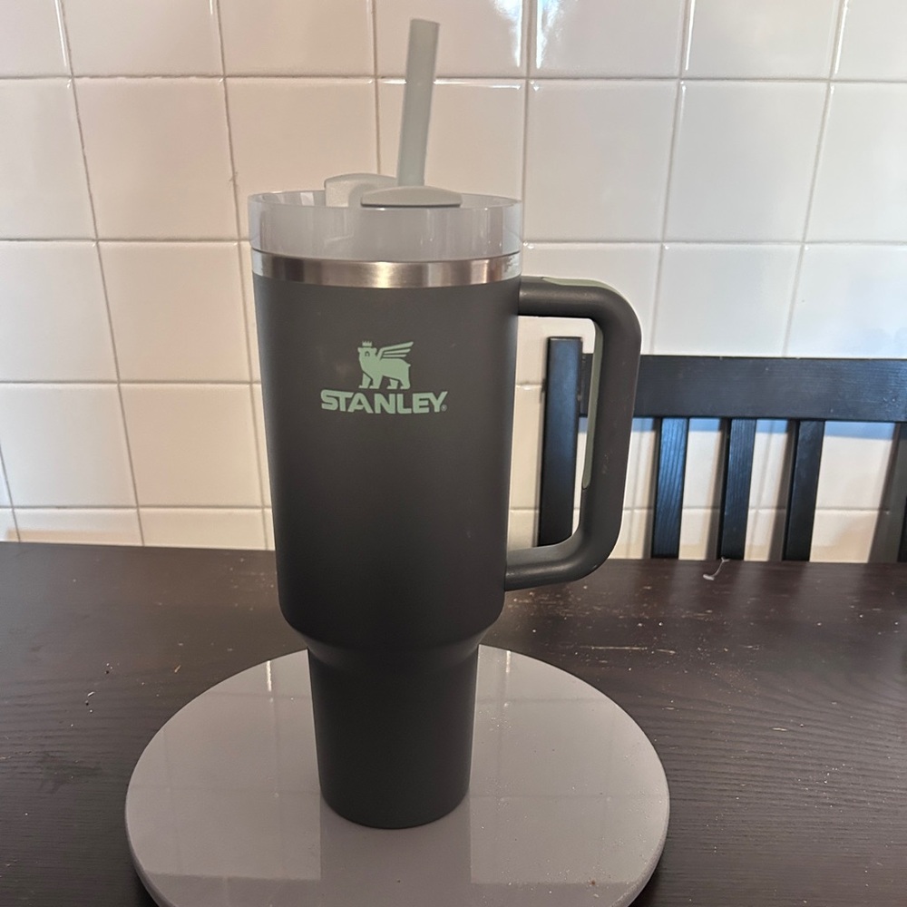 40 oz like new Stanley tumbler